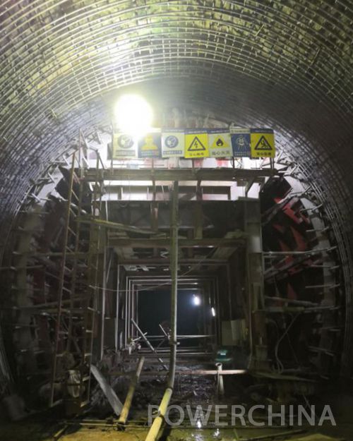 二分局博瓦项目引水隧洞首仓衬砌混凝土浇筑成功