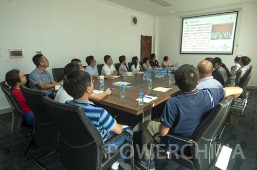 余明川副总经理在老挝公司讲授“不忘初心、牢记使命”专题党课