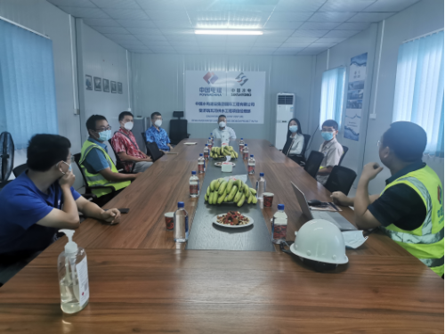 中国驻斐济大使钱波视察斐济瑞瓦河供水工程